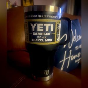New yeti Black mug rambler tumbler 30 oz. Missing stronghold lid